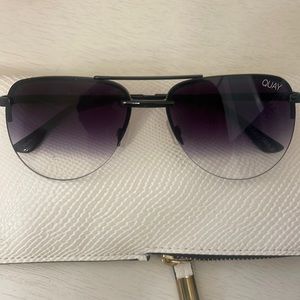 Quay Faded aviator sunglasses! comes with case